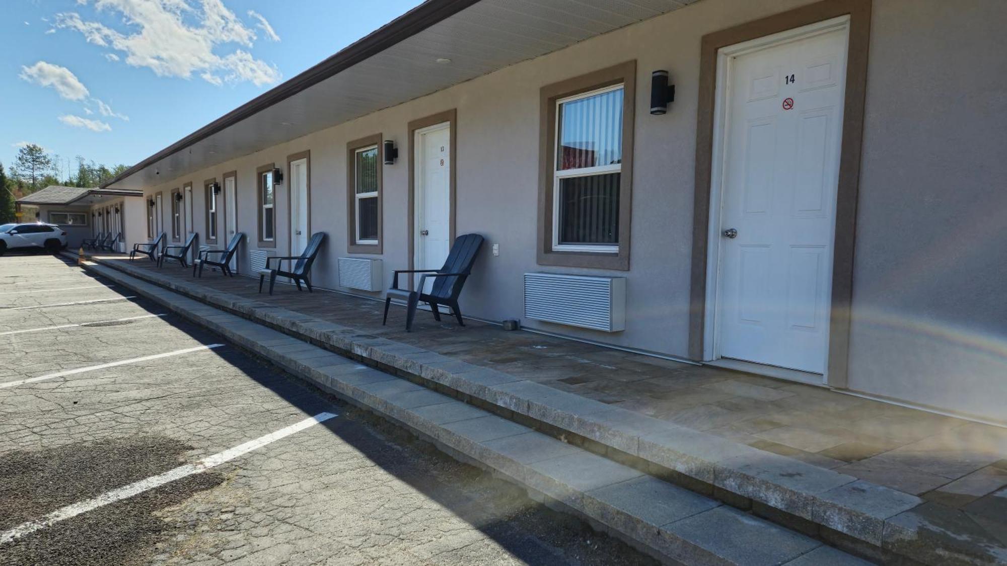Deep River Motel Exterior photo