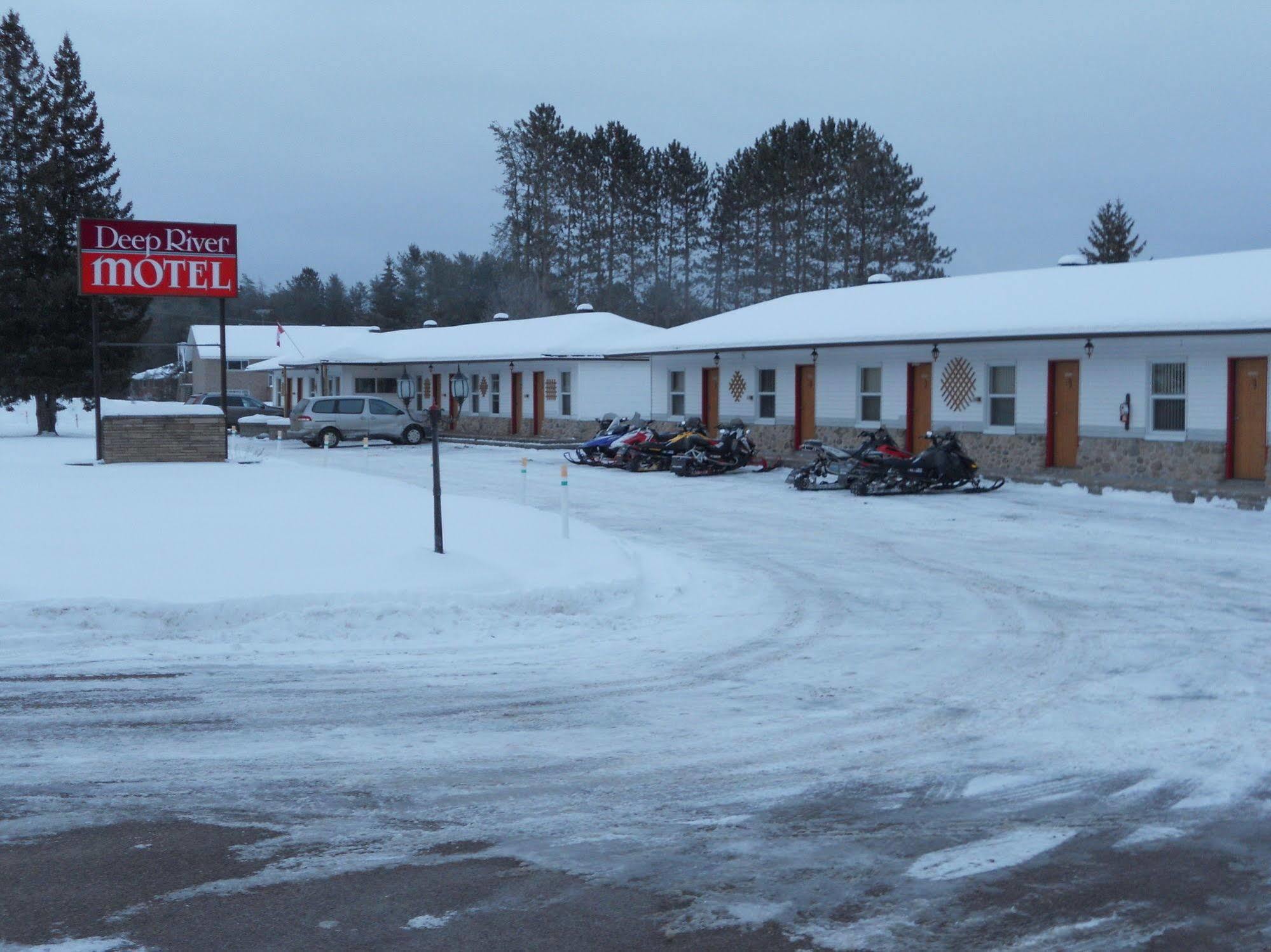 Deep River Motel Exterior photo